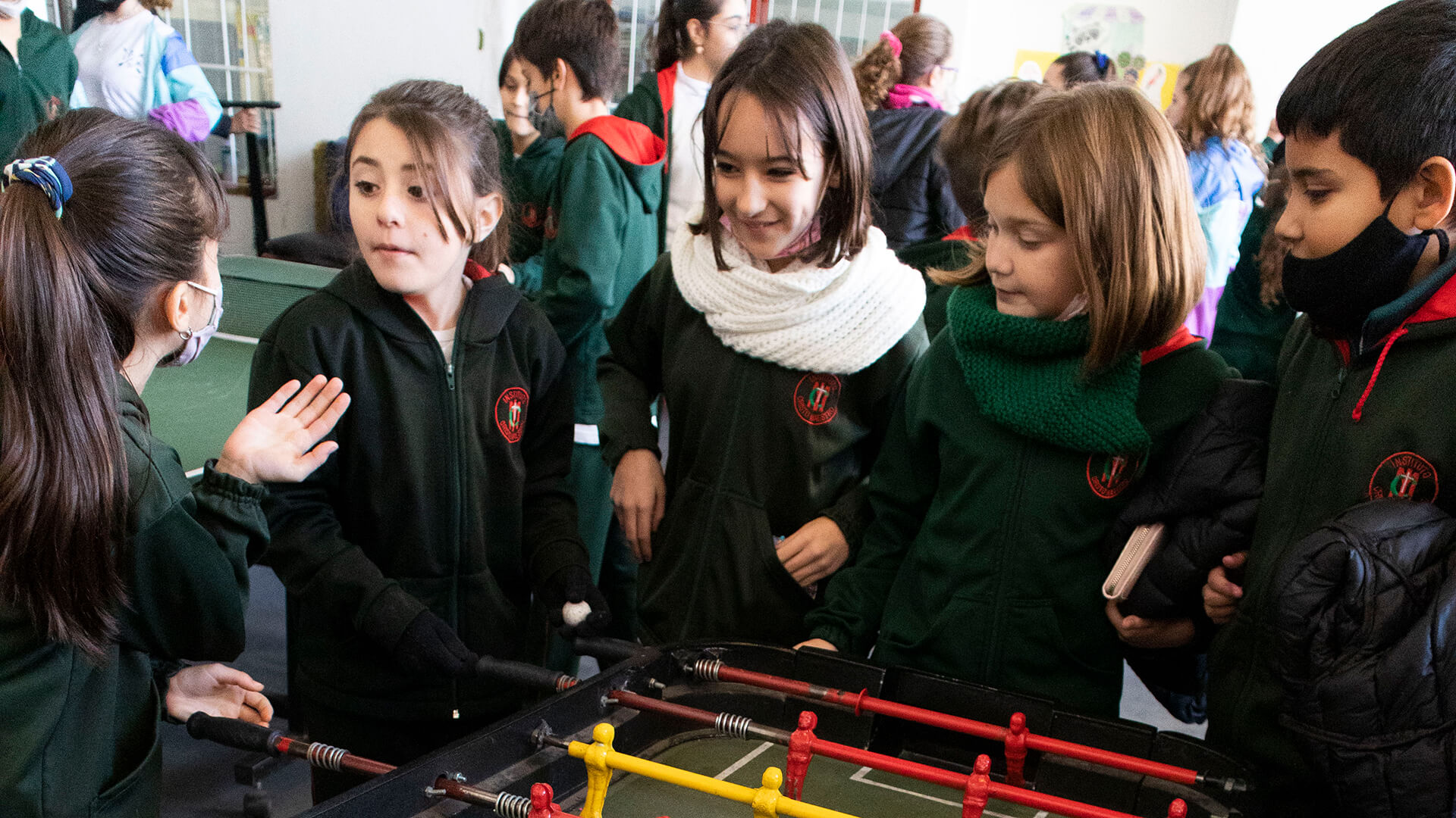 fotografía de niños de primaria jugando al metegol en el recreo